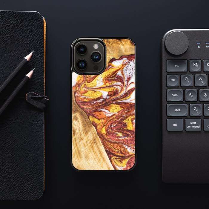 iPhone 15 Pro Max Handyhülle aus Harz und Holz - Synergy#E4