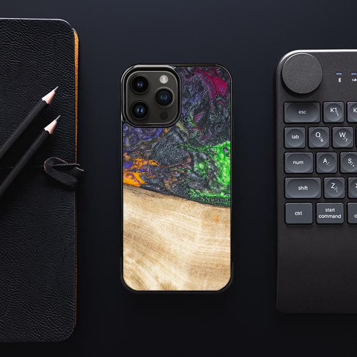 iPhone 15 Pro Max Handyhülle aus Harz und Holz - Synergy#F10