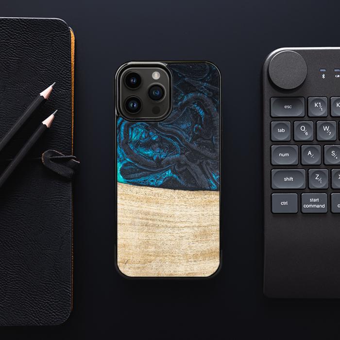iPhone 15 Pro Max Handyhülle aus Harz und Holz - Synergy#F13