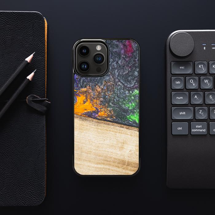 iPhone 15 Pro Max Handyhülle aus Harz und Holz - Synergy#F20