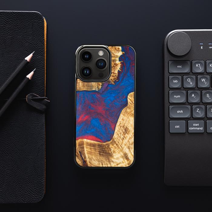 iPhone 15 Pro Handyhülle aus Harz und Holz - Synergy#E10