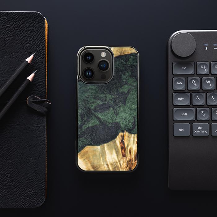 iPhone 15 Pro Handyhülle aus Harz und Holz - Synergy#E14