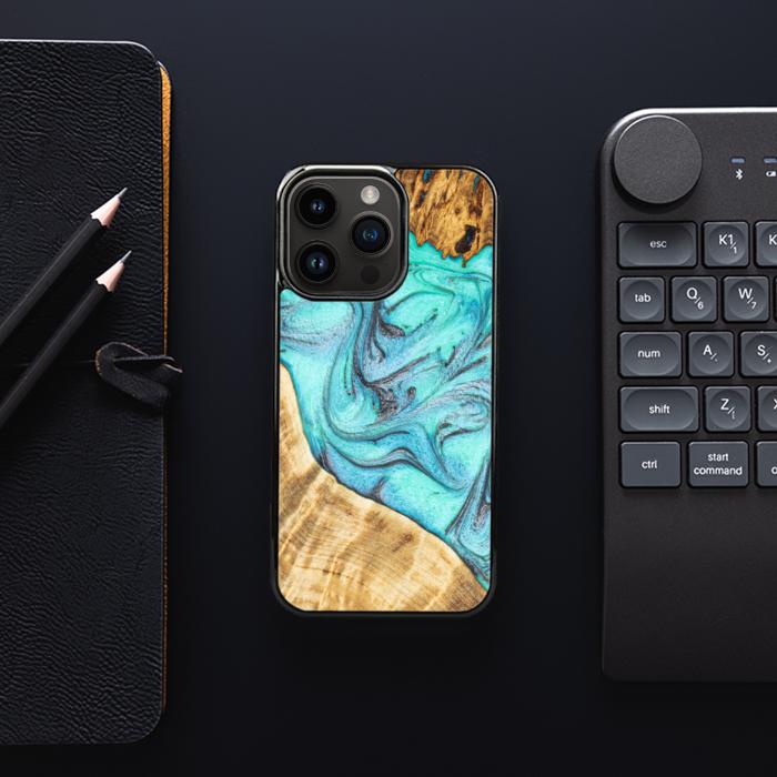 iPhone 15 Pro Handyhülle aus Harz und Holz - Synergy#E16