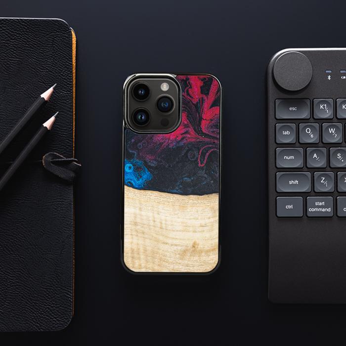 iPhone 15 Pro Handyhülle aus Harz und Holz - Synergy#F14