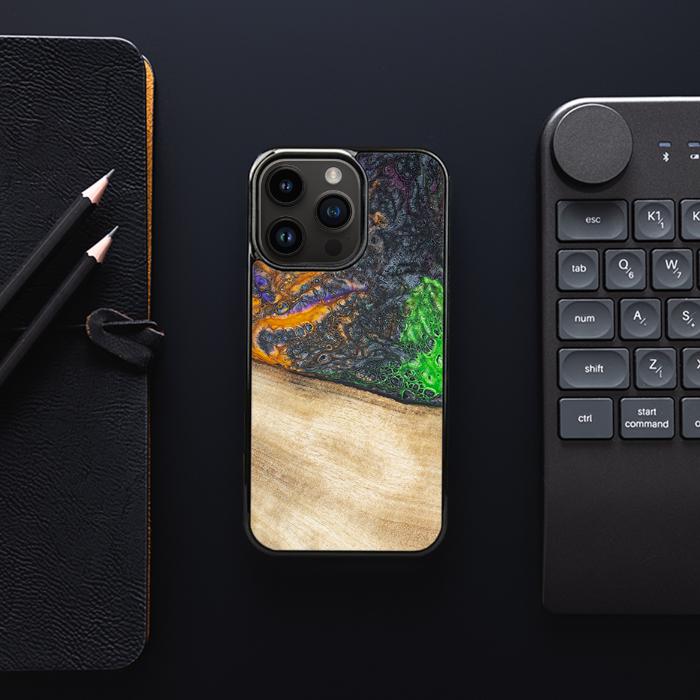 iPhone 15 Pro Handyhülle aus Harz und Holz - Synergy#F15