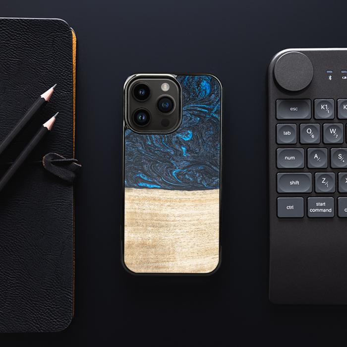 iPhone 15 Pro Handyhülle aus Harz und Holz - Synergy#F19