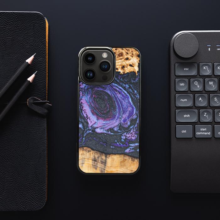 iPhone 15 Pro Handyhülle aus Harz und Holz - Synergy#F24
