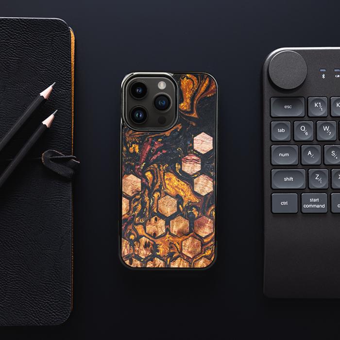 iPhone 15 Pro Handyhülle aus Harz und Holz - Synergy#F38