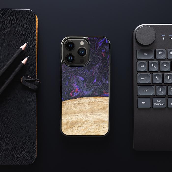 iPhone 15 Pro Handyhülle aus Harz und Holz - Synergy#F7