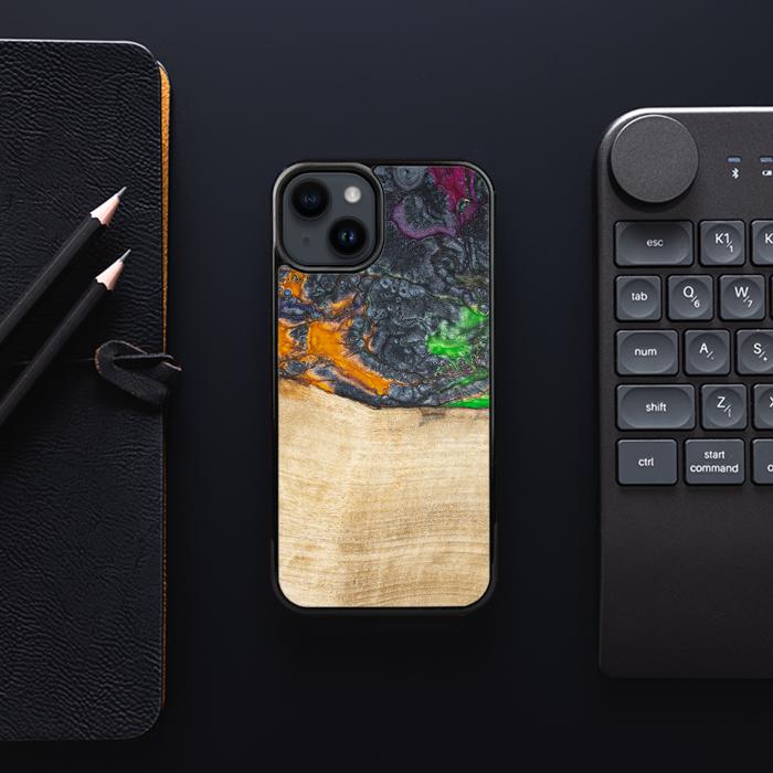 iPhone 15 Handyhülle aus Harz und Holz - Synergy#F16