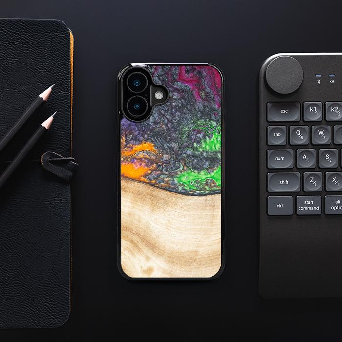 iPhone 16 Plus Handyhülle aus Harz und Holz - Synergy#F1