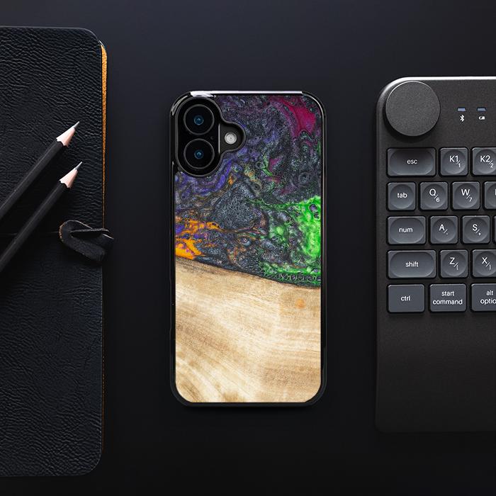 iPhone 16 Plus Handyhülle aus Harz und Holz - Synergy#F10