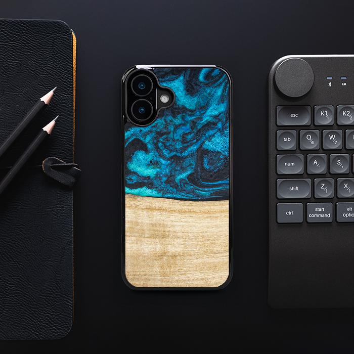 iPhone 16 Plus Handyhülle aus Harz und Holz - Synergy#F11