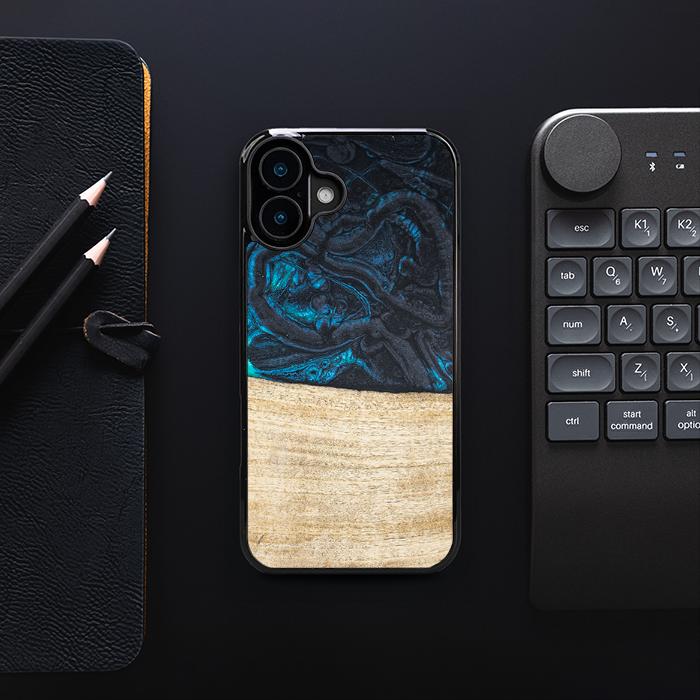 iPhone 16 Plus Handyhülle aus Harz und Holz - Synergy#F13