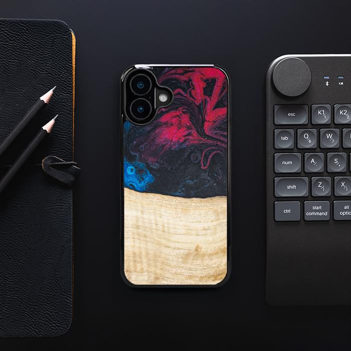 iPhone 16 Plus Handyhülle aus Harz und Holz - Synergy#F14