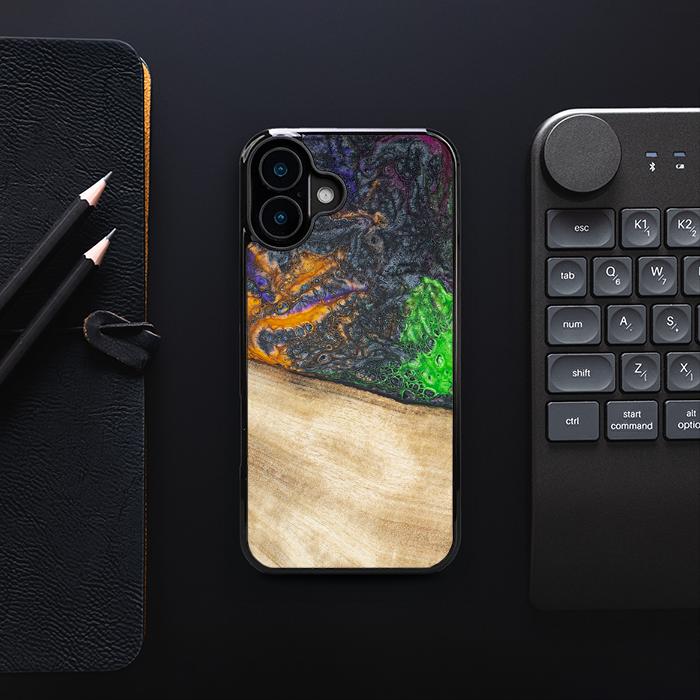 iPhone 16 Plus Handyhülle aus Harz und Holz - Synergy#F15