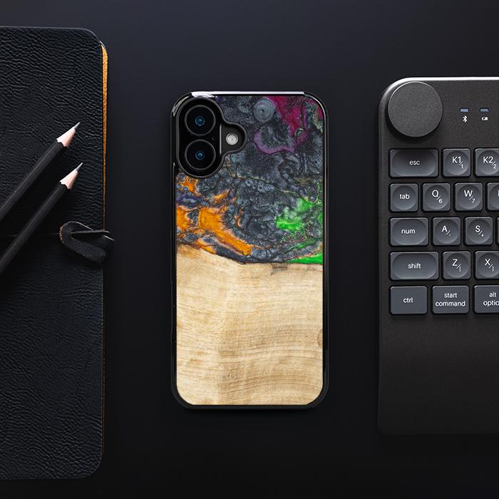 iPhone 16 Plus Handyhülle aus Harz und Holz - Synergy#F16