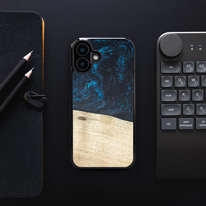iPhone 16 Plus Handyhülle aus Harz und Holz - Synergy#F17