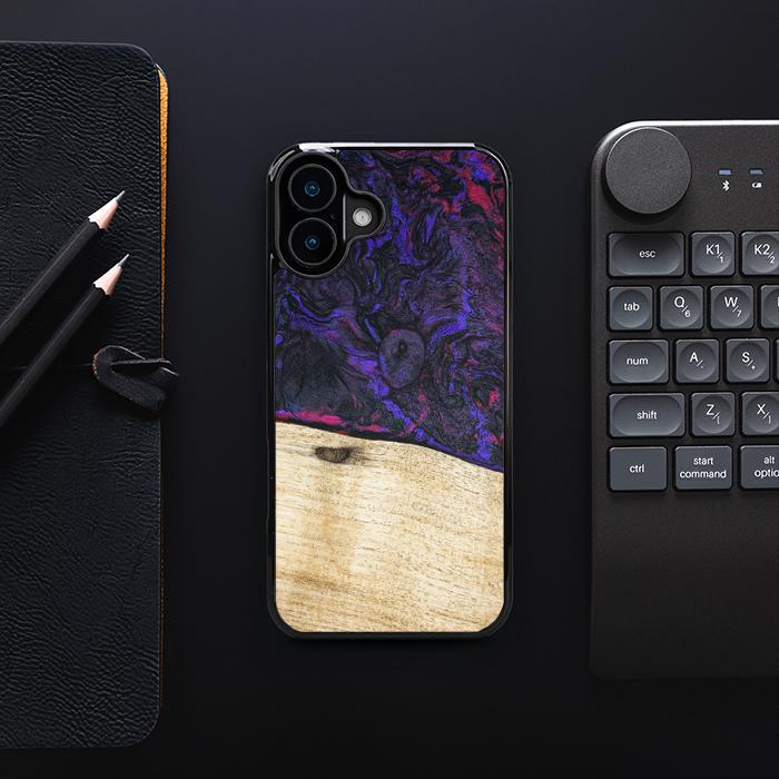 iPhone 16 Plus Handyhülle aus Harz und Holz - Synergy#F18
