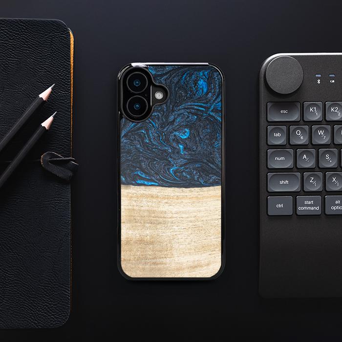 iPhone 16 Plus Handyhülle aus Harz und Holz - Synergy#F19