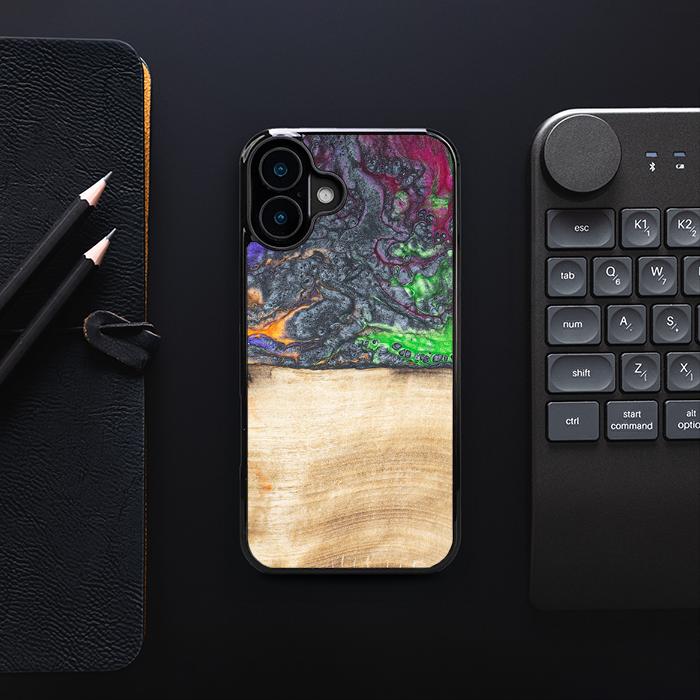 iPhone 16 Plus Handyhülle aus Harz und Holz - Synergy#F2