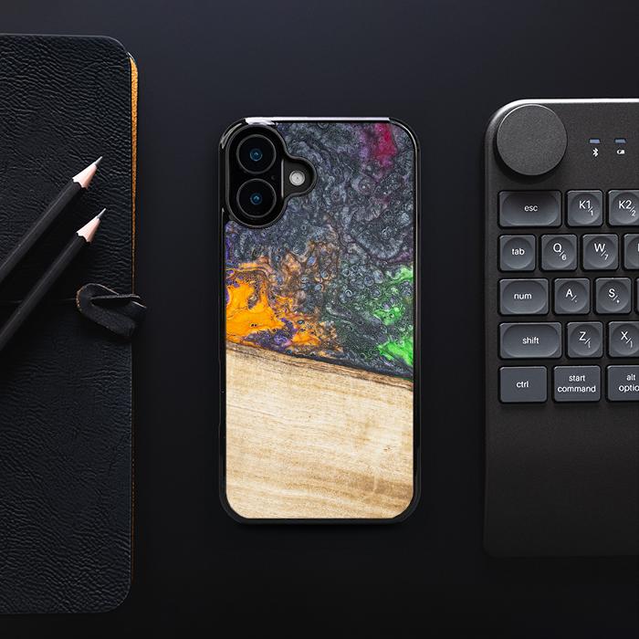 iPhone 16 Plus Handyhülle aus Harz und Holz - Synergy#F20