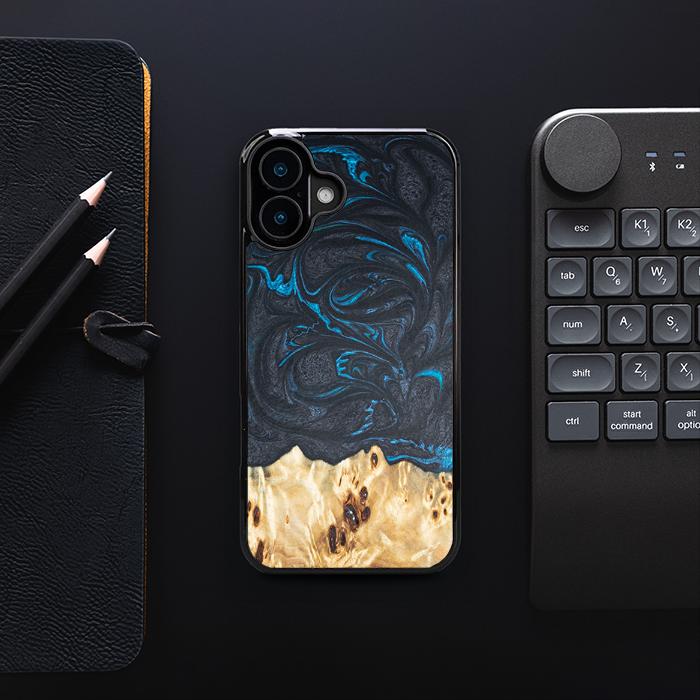 iPhone 16 Plus Handyhülle aus Harz und Holz - Synergy#F21