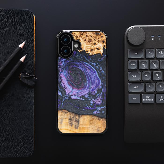 iPhone 16 Plus Handyhülle aus Harz und Holz - Synergy#F24