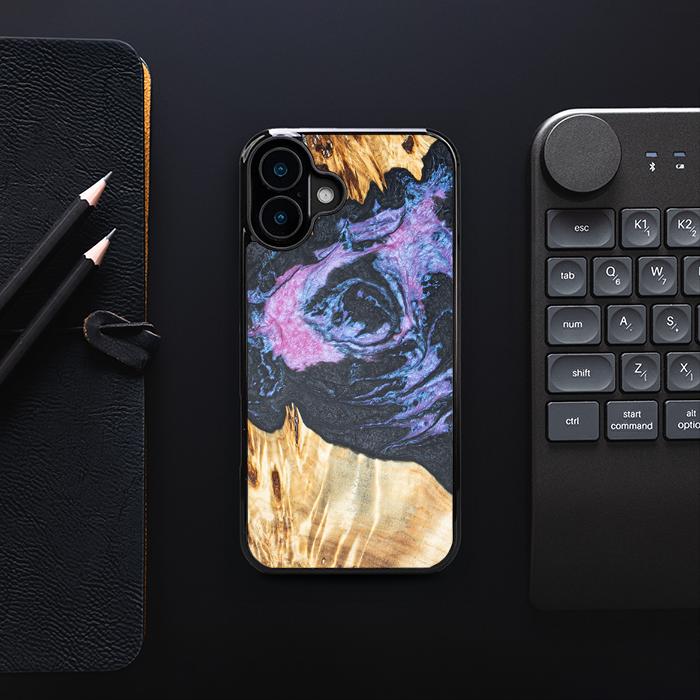 iPhone 16 Plus Handyhülle aus Harz und Holz - Synergy#F25