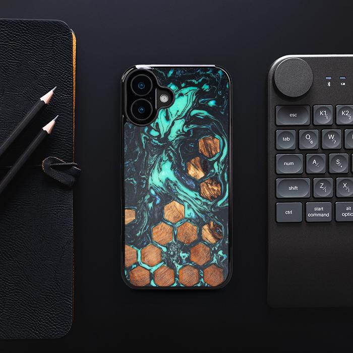 iPhone 16 Plus Handyhülle aus Harz und Holz - Synergy#F28