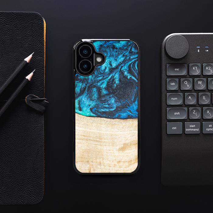 iPhone 16 Plus Handyhülle aus Harz und Holz - Synergy#F3
