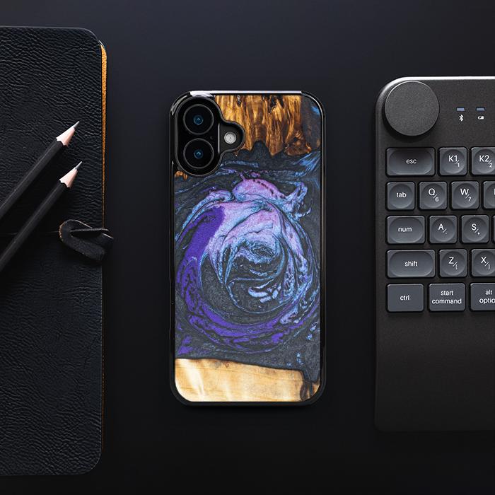 iPhone 16 Plus Handyhülle aus Harz und Holz - Synergy#F34