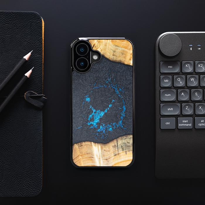 iPhone 16 Plus Handyhülle aus Harz und Holz - Synergy#F35