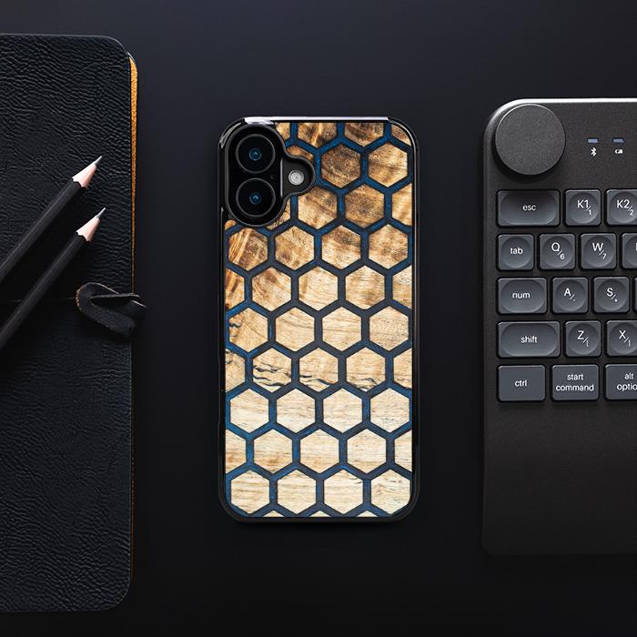 iPhone 16 Plus Handyhülle aus Harz und Holz - Synergy#F36