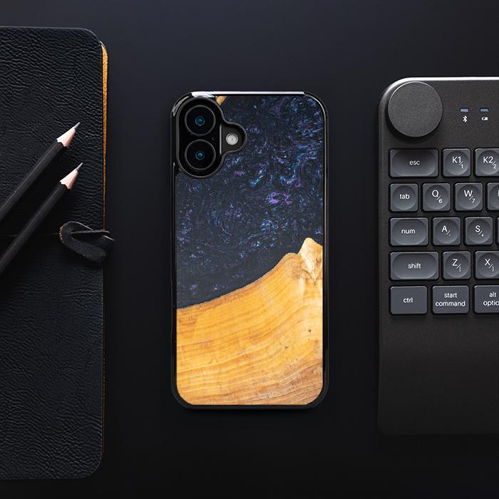 iPhone 16 Plus Handyhülle aus Harz und Holz - Synergy#F37