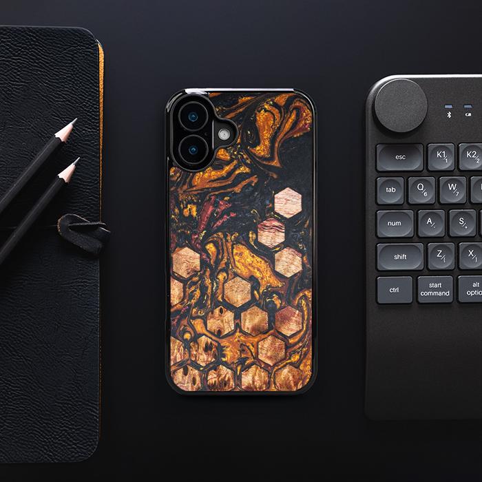 iPhone 16 Plus Handyhülle aus Harz und Holz - Synergy#F38