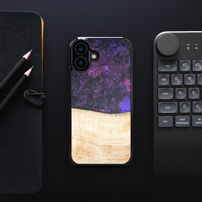 iPhone 16 Plus Handyhülle aus Harz und Holz - Synergy#F4