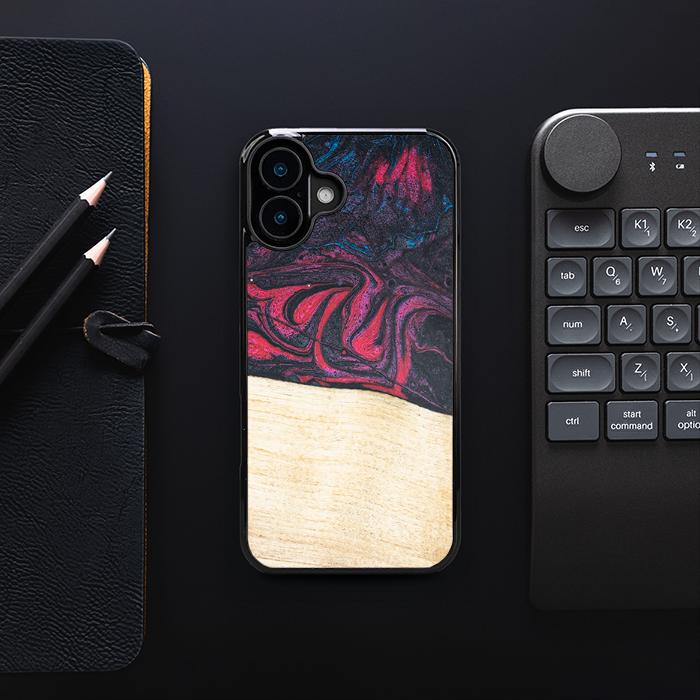 iPhone 16 Plus Handyhülle aus Harz und Holz - Synergy#F5