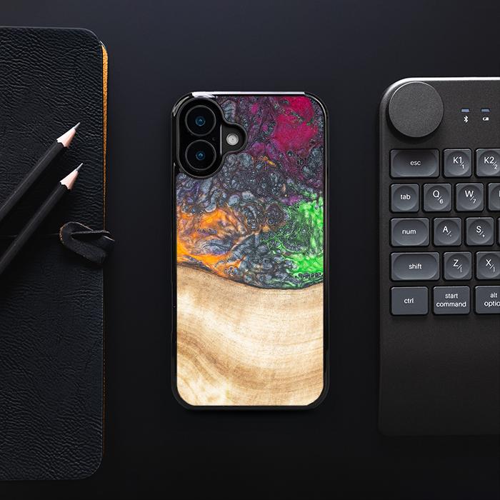 iPhone 16 Plus Handyhülle aus Harz und Holz - Synergy#F6