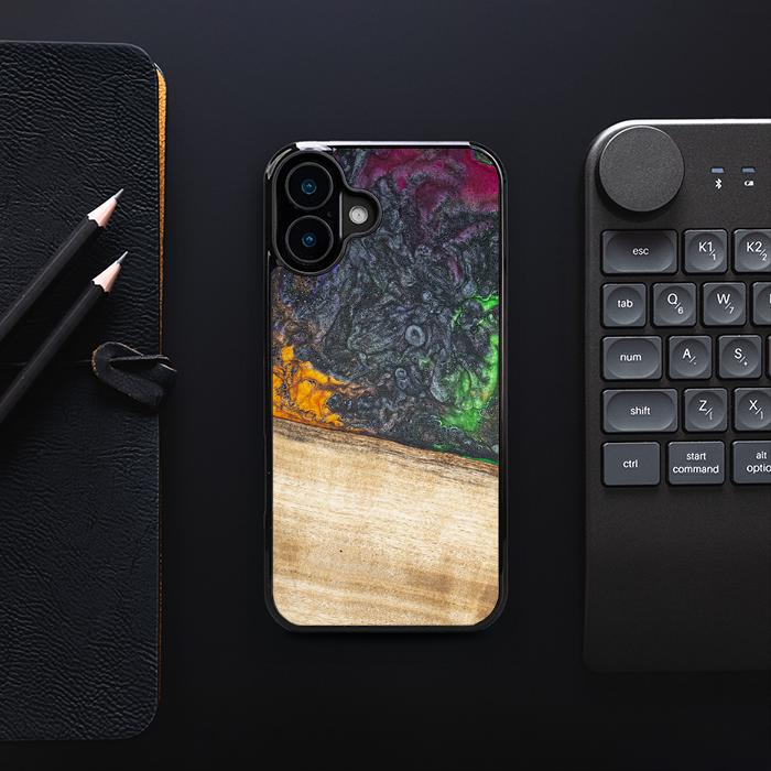iPhone 16 Plus Handyhülle aus Harz und Holz - Synergy#F8