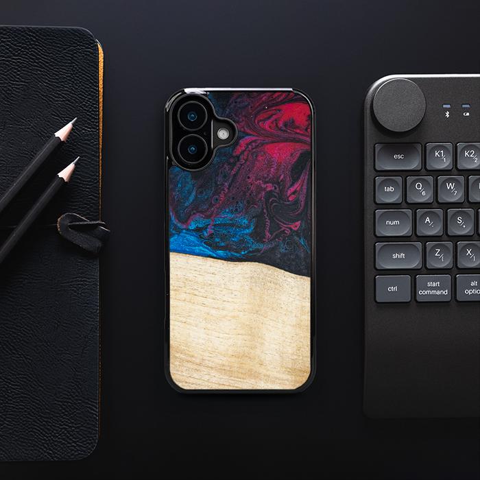 iPhone 16 Plus Handyhülle aus Harz und Holz - Synergy#F9