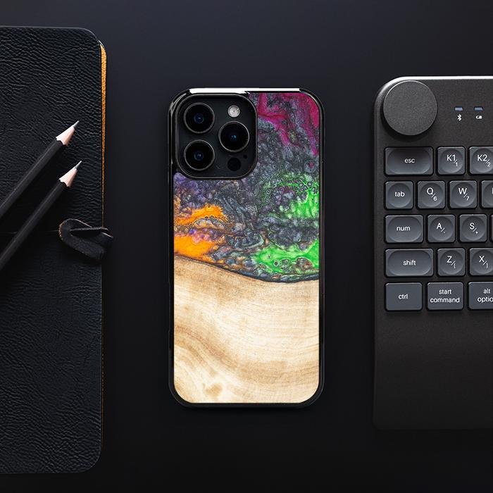 iPhone 16 Pro Max Handyhülle aus Harz und Holz - Synergy#F1
