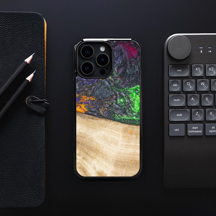 iPhone 16 Pro Max Handyhülle aus Harz und Holz - Synergy#F10