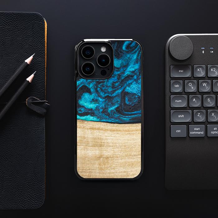 iPhone 16 Pro Max Handyhülle aus Harz und Holz - Synergy#F11