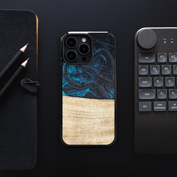 iPhone 16 Pro Max Handyhülle aus Harz und Holz - Synergy#F13