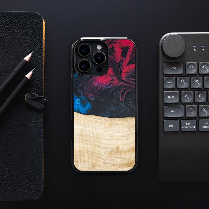 iPhone 16 Pro Max Handyhülle aus Harz und Holz - Synergy#F14