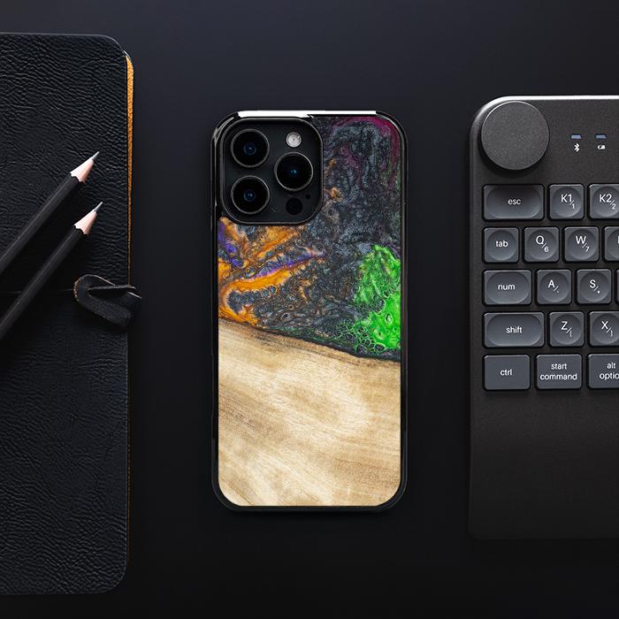 iPhone 16 Pro Max Handyhülle aus Harz und Holz - Synergy#F15
