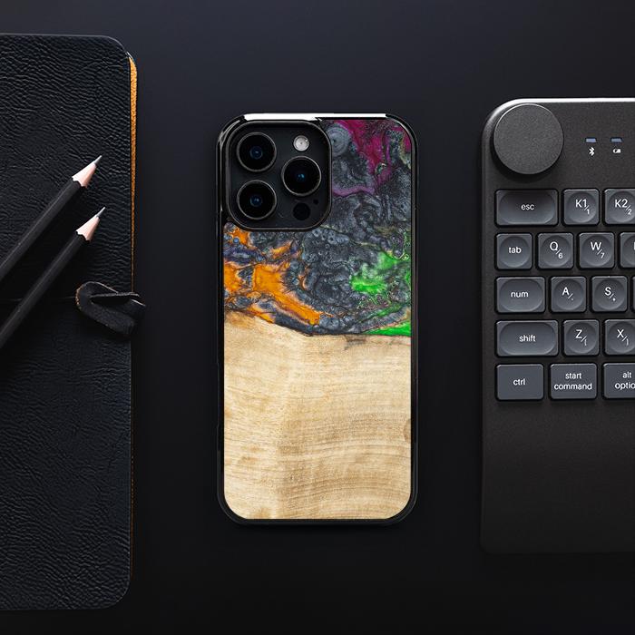iPhone 16 Pro Max Handyhülle aus Harz und Holz - Synergy#F16