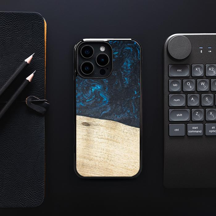 iPhone 16 Pro Max Handyhülle aus Harz und Holz - Synergy#F17