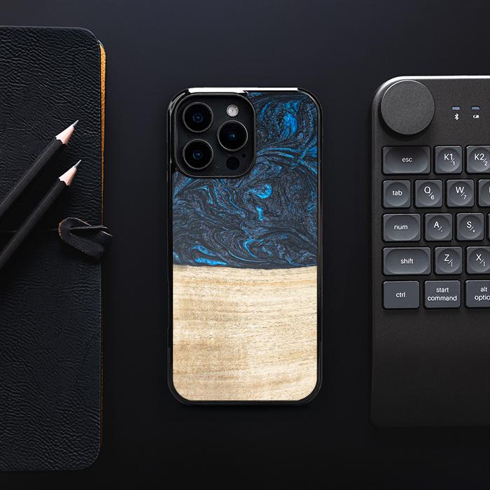 iPhone 16 Pro Max Handyhülle aus Harz und Holz - Synergy#F19